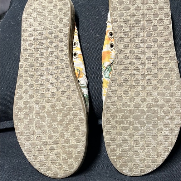 Casual Slip-On Shoes with Tropical Print by sanuk rare!! - Picture 3 of 3